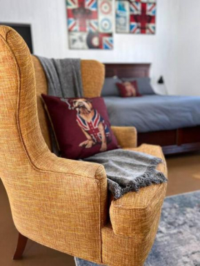 Private Bright Modern Studio! Queen bed !